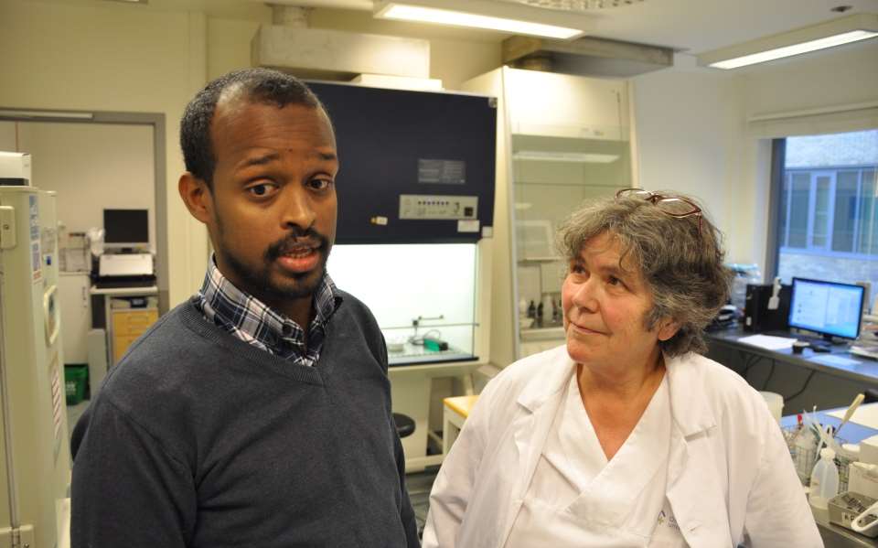 Mahad Mahamud sammen med Mette Sannes, som var hans nærmeste leder på infeksjonsmedisinsk laboratorium på Ullevål. Foto: Svein Arild Nesje-Sletteng