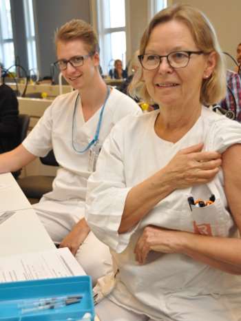 Klare for vaksinering: Bioingeniørene Olga Hultgren og Ruben Sæther på Rikshospitalet. Foto: Svein Arild Nesje-Sletteng