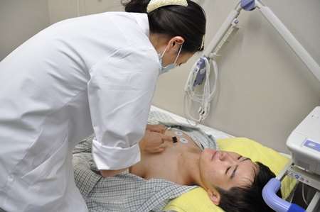 Bioingeniør undersøker pasient, Kobe universitetssykehus