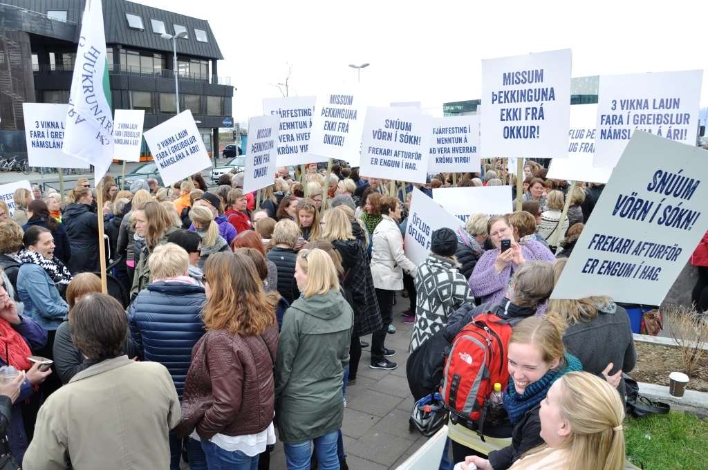 Mens den islandske regjeringen sitter i møte, har flere hundre streikende samlet seg på gatene utenfor. Foto: Svein Arild Nesje-Sletteng.