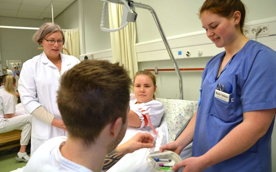Sykepleierstudenter trener på blodprøvetaking