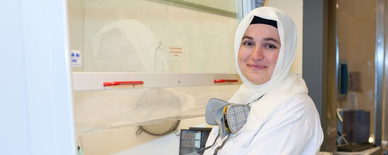 Bioingeniør Esra Taymur har arbeidet ved patologilaboratoriet siden februar, men er fremdeles i opplæring. I dag lærer hun om fremføringsmaskinen, som fjerner vann fra prøvene og fyller vevet med voks. Det tar rundt ett år før bioingeniørene er «selvgående» på laboratoriet. Foto: Frøy Lode Wiig