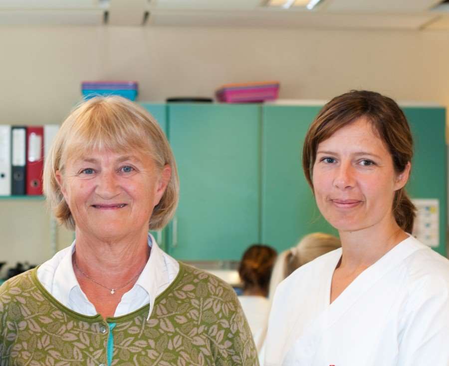 Seksjonsleder Lise Ørbech (til venstre) og fagbioingeniør Eva Haugen synes det er belastende å tenke på de pasientene som ikke blir prioritert gjennom pakkeforløpene, og som må vente for lenge på analysesvar. Foto: Frøy Lode Wiig.