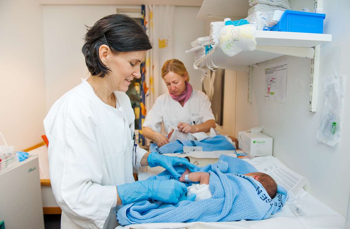 Nyfødtscreening er et viktig tilbud til alle nyfødte. Prøve til testing tas så fort som mulig etter at barnet er 48 timer. På bildet vises prøvetaking ved Barselavdelingen på OUS Rikshospitalet. Bioingeniørene på bildet er (fra venstre) Anne Cathrine Hindenes og Hilde Endresen Drageset.