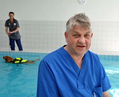 Halldor Skålnes er veterinær og daglig leder for AniCura Jeløy dyreklinikk. I bassenget i kjelleren på klinikken kan hunder under rehabilitering drive svømmetrening.