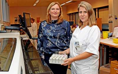 Bioingeniørene Anna-Marie Tveita og Anne Mari Hagen (t.h.) i Helse Fonna mener kvaliteten på prøveresultatene kan bli dårligere hvis det blir slutt på A-post. Foto: Guro Waksvik