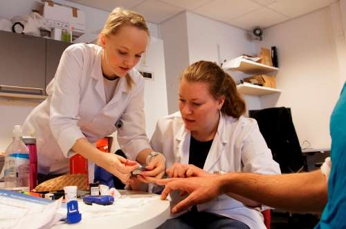 Bioingeniørstudentene Christine Morken (t.v.) og Emilie Strandenes.