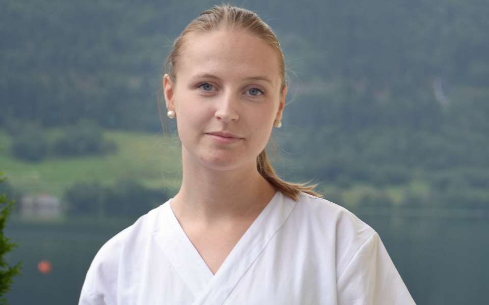Mathilde Skistad Homstad er sommervikar på laboratoriet ved Nordfjord sjukehus.